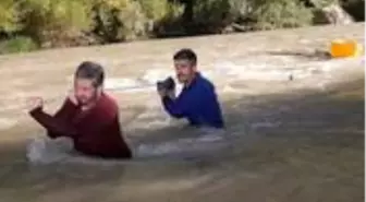 Evlerinin yakacak ihtiyacını karşılamak için tehlikeyi göze alıp, Zap Suyu'ndan odun topluyorlar