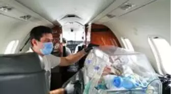 Ambulans uçakla bir günde iki bebek operasyonu