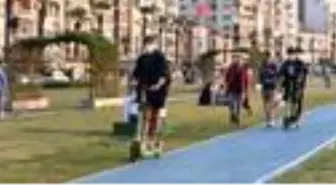 Sıcak havayı fırsat bilen İzmirliler Kordon'a akın etti