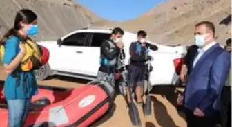 Vali Akbıyık'tan, rafting ekiplerine spor malzemesi desteği