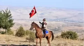 Alp kıyafetli Türk bayraklı atlılar Dinek Dağı zirvesinde