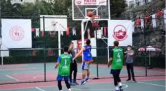 3x3 basketbol turnuvasında dereceye giren takımlar ödüllerine kavuştu