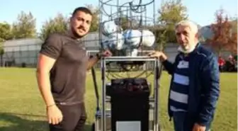 Eski futbolcudan yerli 'top atma makinesi'