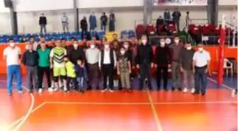 Şeref Koleji Erkek Voleybol Takımı dolu dizgin