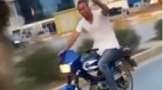 Alkol dolu bardakla motosiklet sürdü, kendisini çekenlere 'şerefe' dedi