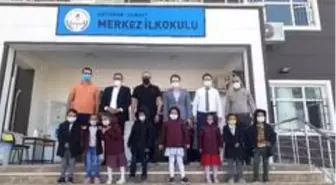 Öğrencilere ayakkabı ve mont hediye edildi