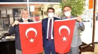 Başkan Çelik vatandaşlara Türk bayrağı dağıttı