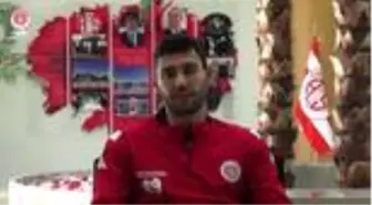 Sokakta futbol oynarken keşfedilen Veysel Sarı, Antalyaspor'da mutlu