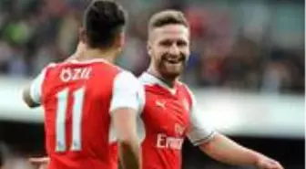 Arsenal'de zor günler geçiren Mesut'a takım arkadaşı Mustafi, destek verdi: Her zaman yanındayım