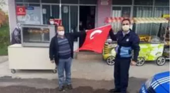 Çal'da Belediyesi 2 bin adet Türk bayrağı dağıttı