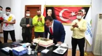 Derebeylerinden Gürkan'a sürpriz kutlama