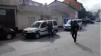 Mahalle sakinleri hırsızı yakalayıp polise teslim etti