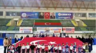 Minik Short Track sporcuları Cumhuriyet'in 97. yılını buz üzerinde dev Türk bayrağı açarak kutladı