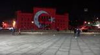 Saraybosna'nın sembollerinden Vijecnica'ya Türk bayrağı yansıtıldı - SARAYBOSNA