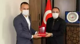 Ağrı Milli Eğitim Müdürü Tekin, eğitime desteklerinden dolayı Göç İdaresi Müdürü Yumak'a plaket verdi