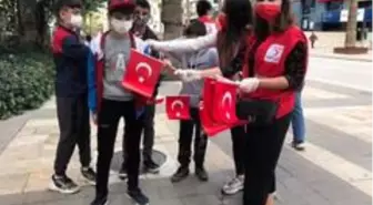 Genç Kızılay üyeleri 5 bin adet Türk bayrağı dağıttı