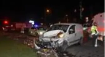 İzmir'de hafif ticari araç otomobile çarptı 1'i ağır 4 yaralı