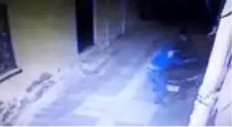 Son dakika haberleri: Şanlıurfa'da yerel gazetecinin motosikletinin çalınma anı kamerada