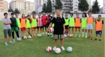 Adanalı Meryem Özyumşak'ın futbol aşkı