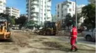 Yıkılan binanın içinde bir delik bulup hayata tutundular