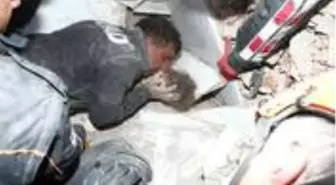 Enkazdan çıkarıldığı sırada Ayda'yı öpen kahraman, duygu dolu anları anlattı