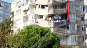 Son dakika haberi | Apartmanlarının yıkımın çaresizce gözyaşları içerisinde izlediler, tek tesellileri Türk bayrağı oldu