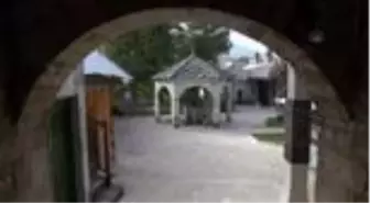 Mostar'ın tarihi çarşısındaki dükkanlar, salgın nedeniyle kapılarına kilit vuruyor