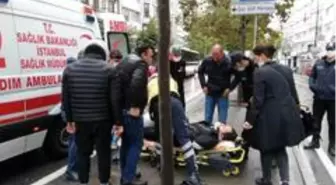 Şişli'de minibüse çarpan motosikletli yaralandı