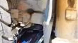 Dev iş makinesi park halindeki kamyoneti kağıt gibi ezdi