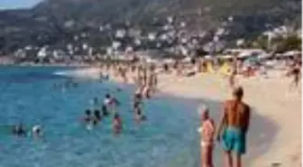 Alanya'da plajlar turistlere kaldı