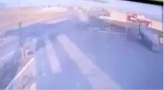 Horasan'da kamyonet traktöre böyle çarptı: 2 yaralı