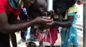 İtfaiye ekiplerinin açtırdığı kuyu Afrikalı çocukları duygulandırdı