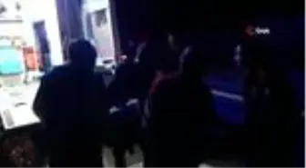 Adana'da minibüs ile otomobil kafa kafaya çarpıştı: 4 yaralı
