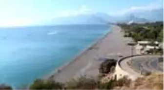 Antalya'nın zirvesinde kar, sahilinde deniz keyfi