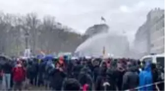 Son dakika... Almanya'da Kovid-19 politikasına karşı yapılan gösteriye polis müdahalesi (2)