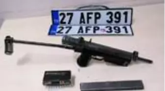 Polis noktasından kaçan araç kaza yaptı yapılan aramada uzun namlulu silah ele geçirildi