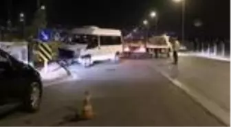 Servis minibüsü ile otomobil çarpıştı 6'sı asker 8 kişi yaralandı