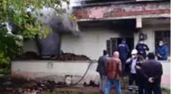 Evde çıkan yangında alevlerin arasına dalan oğul, babasını çıkardı ama yaşlı adam hayata tutunamadı