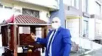 Takım elbiseli seyyar satıcı