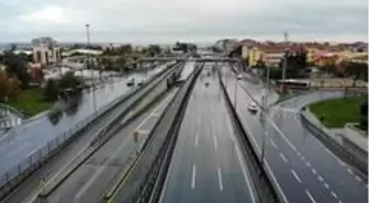 Kısıtlama sabahında yollar ve meydanlar boş kaldı