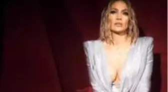 51 yaşındaki Jennifer Lopez, sahne şovuyla Amerikan Müzik Ödülleri'ne damga vurdu