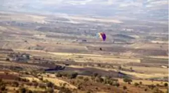 Yamaç paraşütü meraklıları Gercüş semalarında