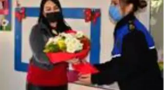 Son dakika haberi... Polisten, şehit meslektaşlarının eşi Derya öğretmene çiçek