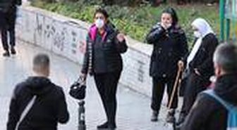 'Yolda kaldık' diyerek duygu sömürüsü yapan dilenciler, görüntülenince taksiye atlayıp kaçtı