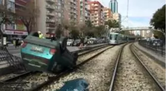 Otomobil tramvay yoluna takla attı