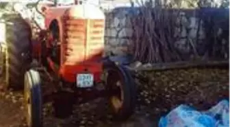 Yaşlı adam, traktörünü tamir etmek isterken yanarak can verdi