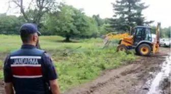 Bolu'da yaylardaki kaçak yapıları yıkılan köylüler valilik önünde toplandı