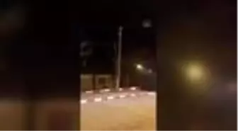 Elektrik direğinde mahsur kalan kediyi itfaiye kurtardı