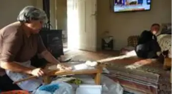 Felçli eşine bebek gibi bakıyor