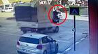 Son dakika haber! Otomobille çarpışan motosikletin sürücüsünün yaralandığı kaza kamerada
